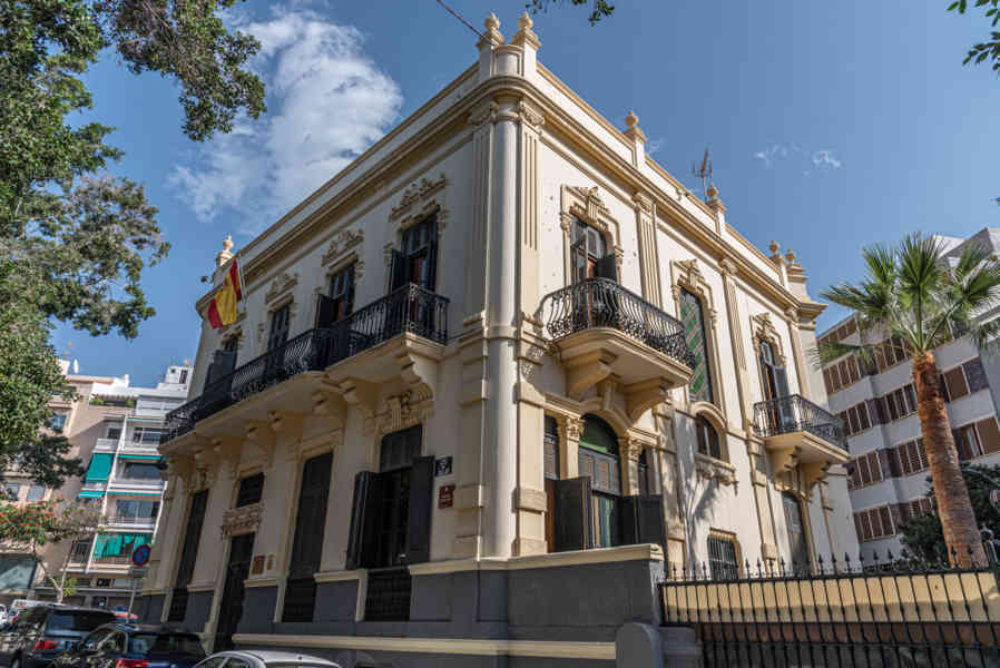Tenerife 008 - Santa Cruz de Tenerife - edificio de la Jefatura de Asuntos Económicos del Mando de Canarias.jpg